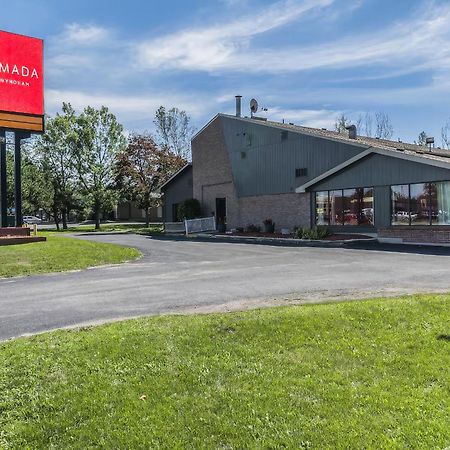 Ramada By Wyndham Kingston Motel Екстериор снимка