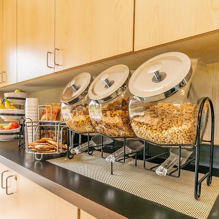 Ramada By Wyndham Kingston Motel Екстериор снимка