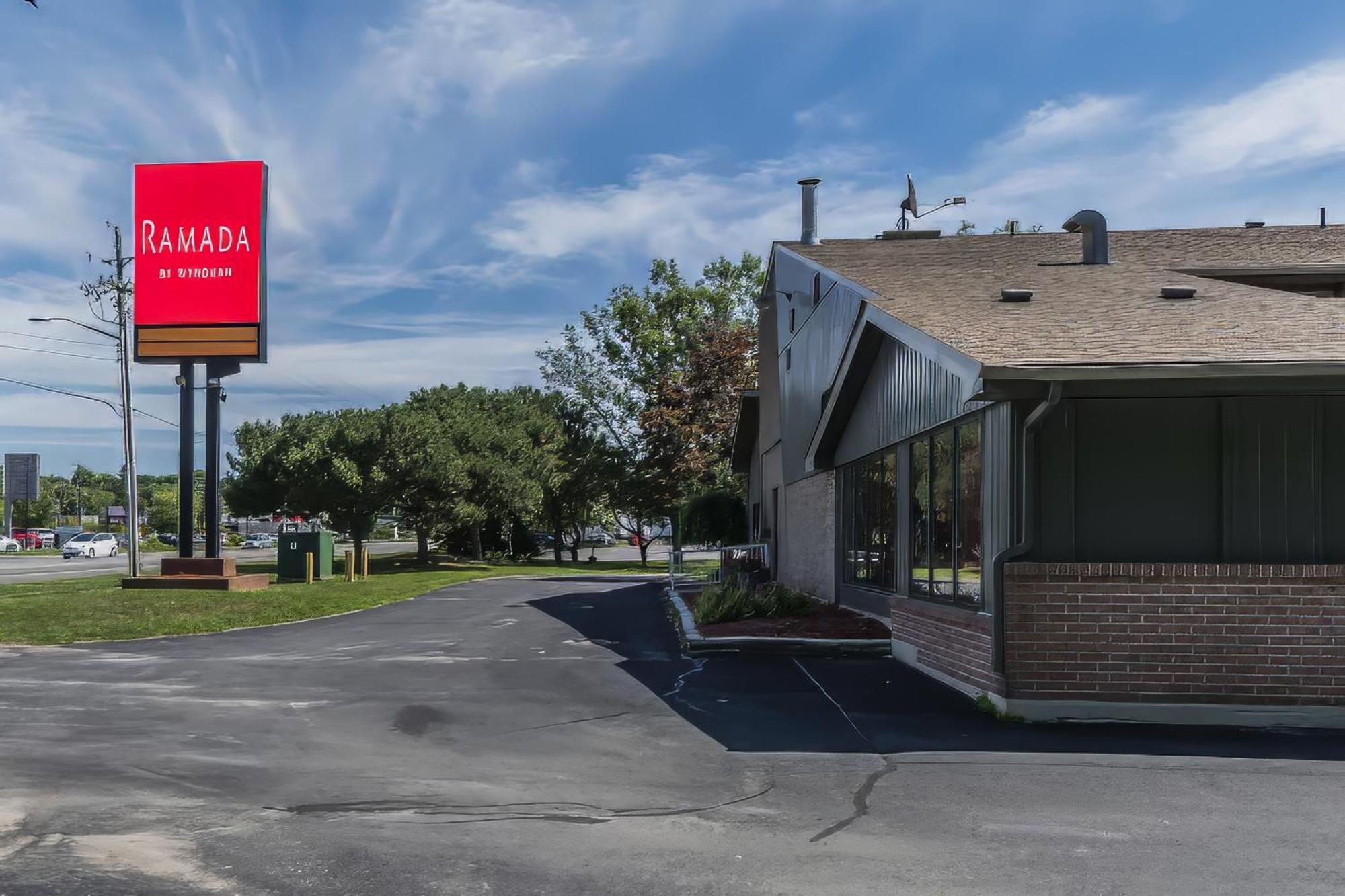 Ramada By Wyndham Kingston Motel Екстериор снимка