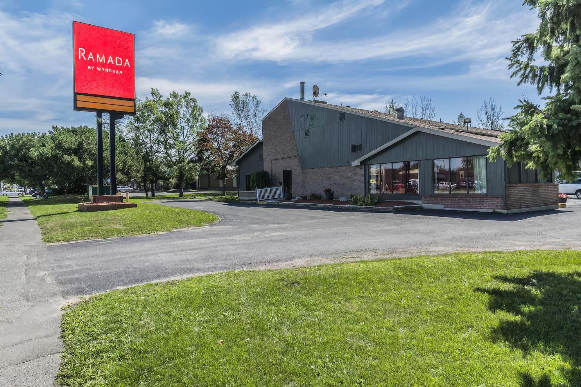 Ramada By Wyndham Kingston Motel Екстериор снимка