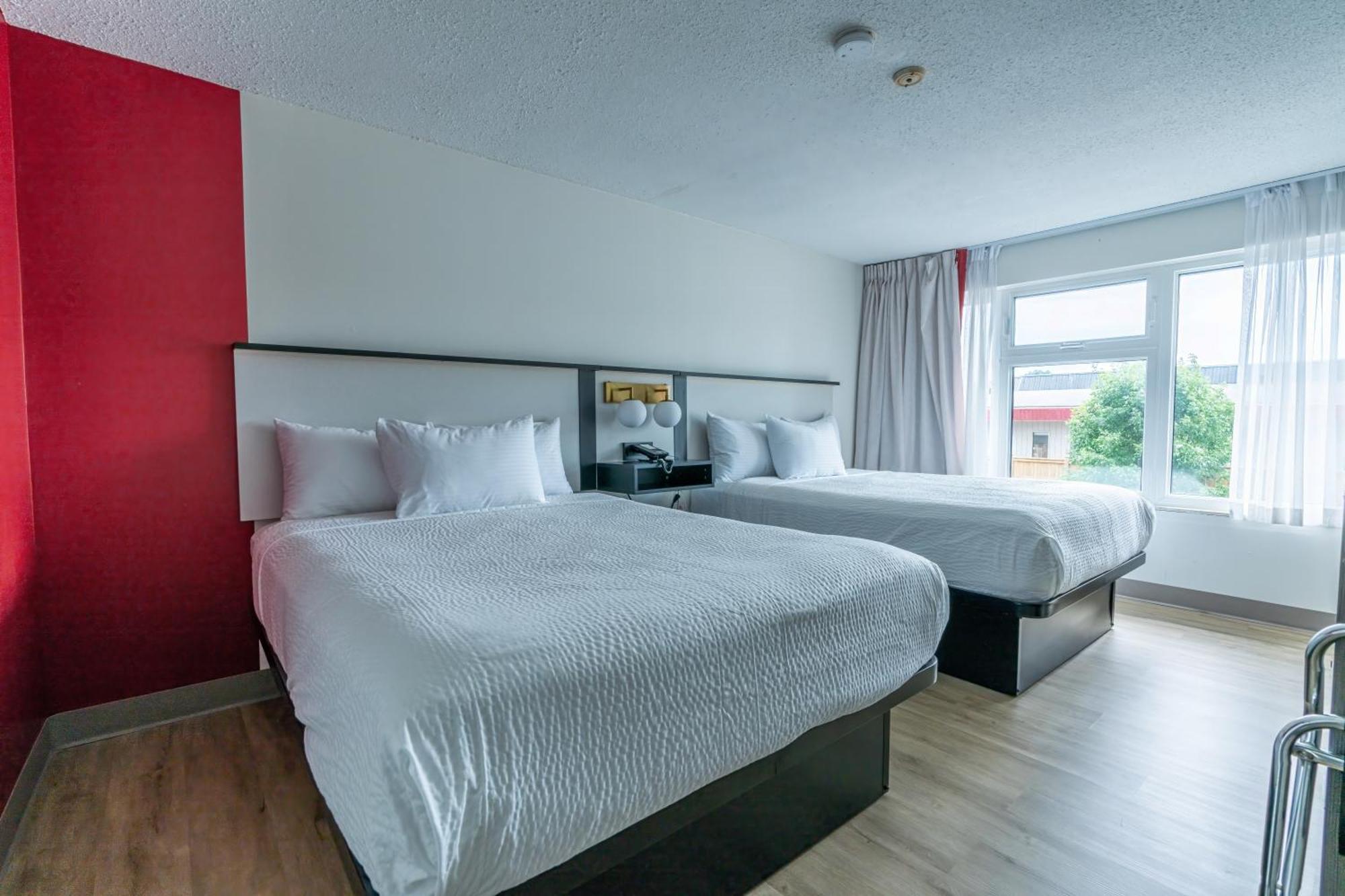 Ramada By Wyndham Kingston Motel Екстериор снимка