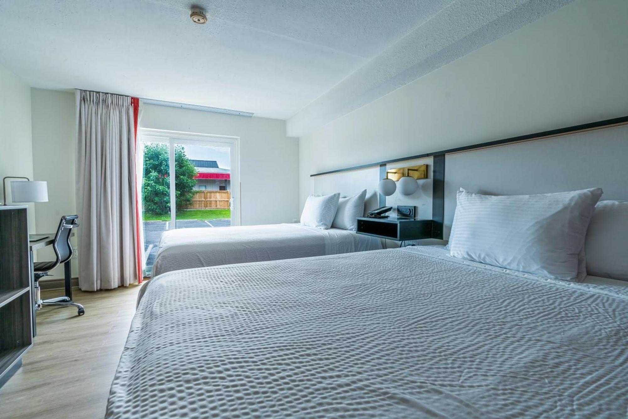 Ramada By Wyndham Kingston Motel Екстериор снимка