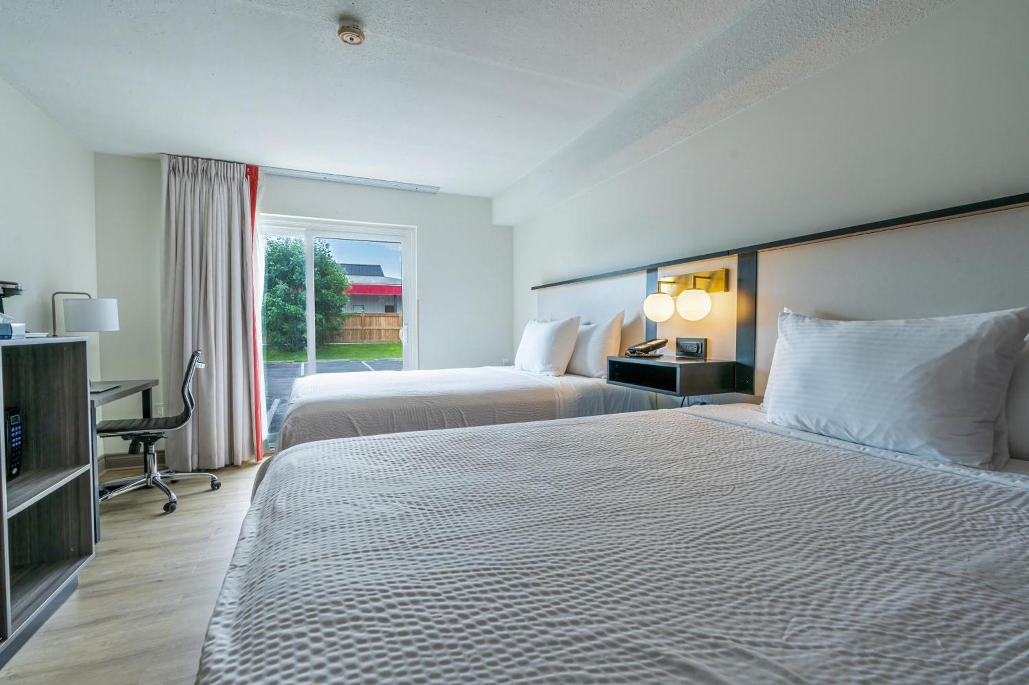 Ramada By Wyndham Kingston Motel Екстериор снимка