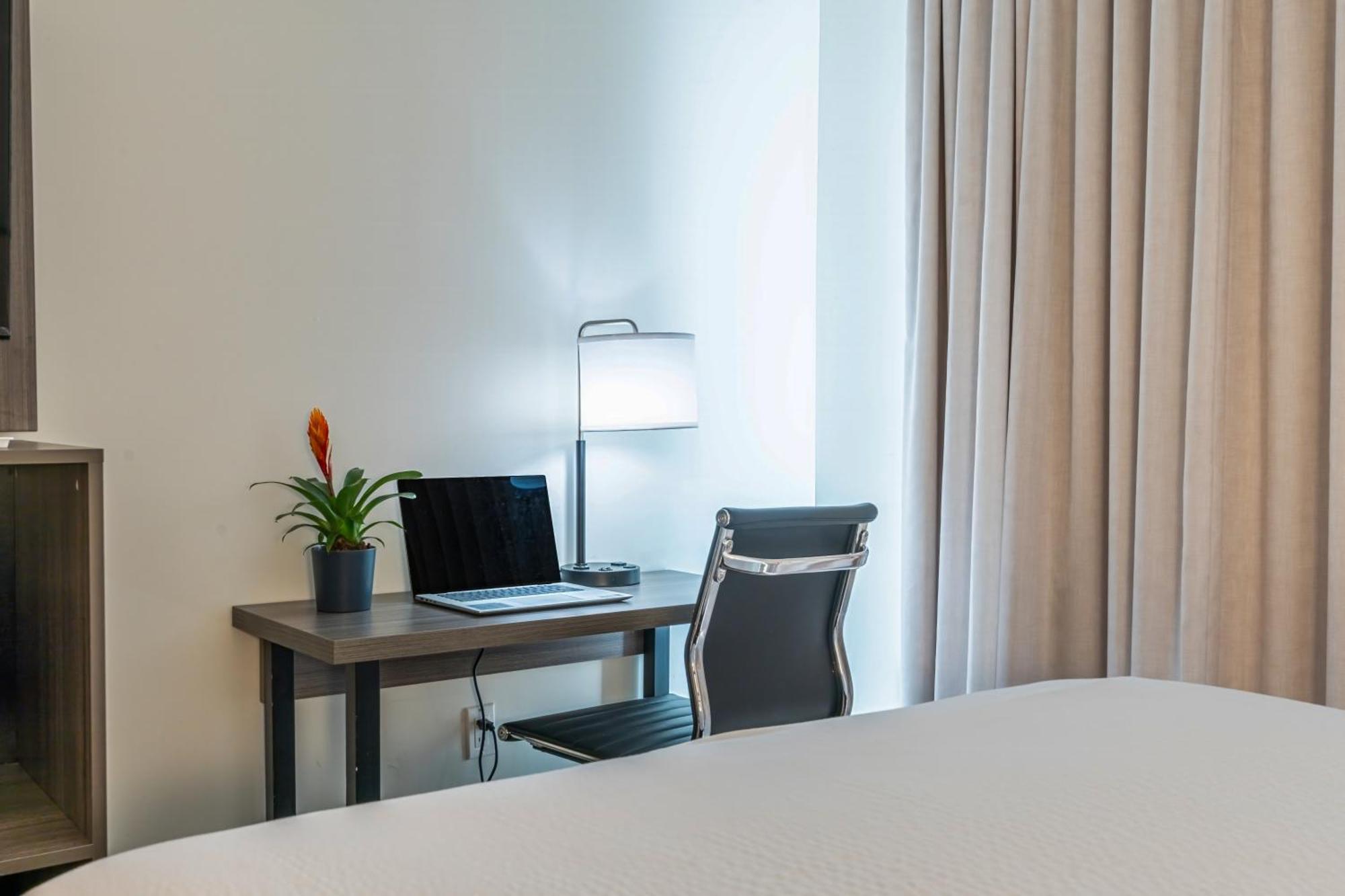 Ramada By Wyndham Kingston Motel Екстериор снимка
