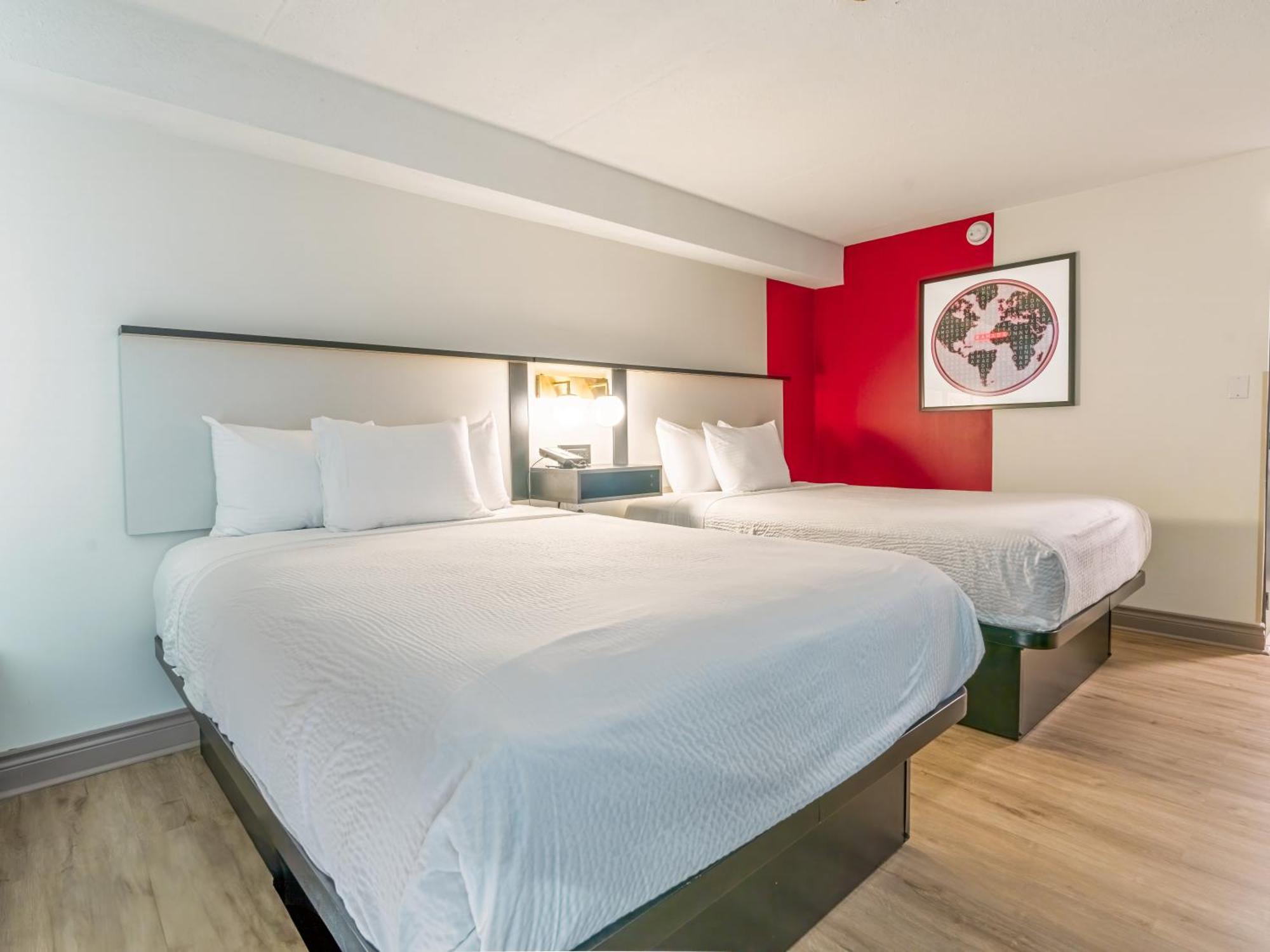 Ramada By Wyndham Kingston Motel Екстериор снимка