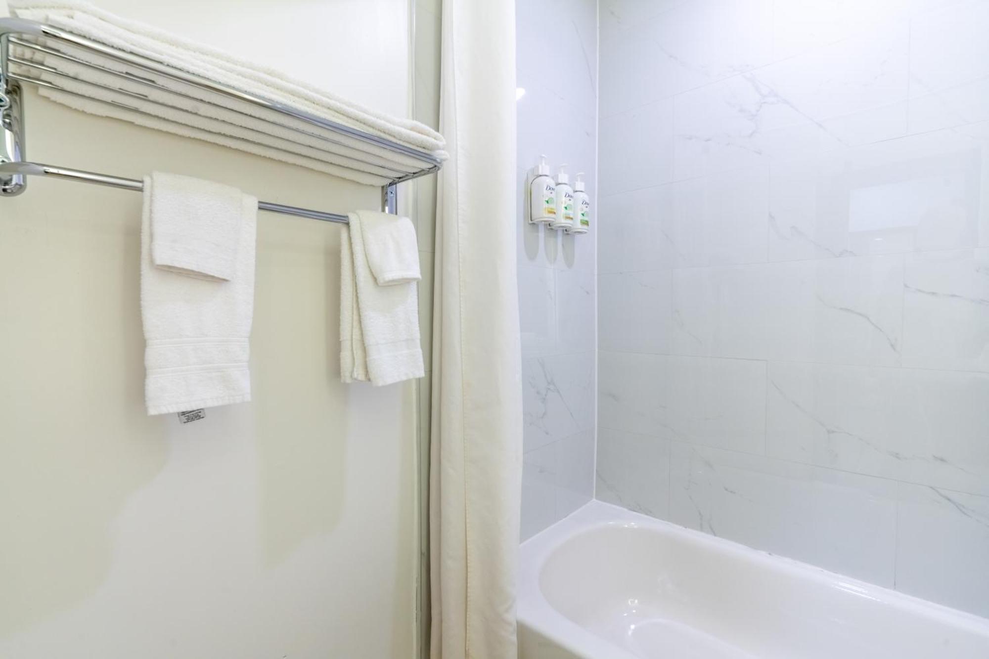 Ramada By Wyndham Kingston Motel Екстериор снимка