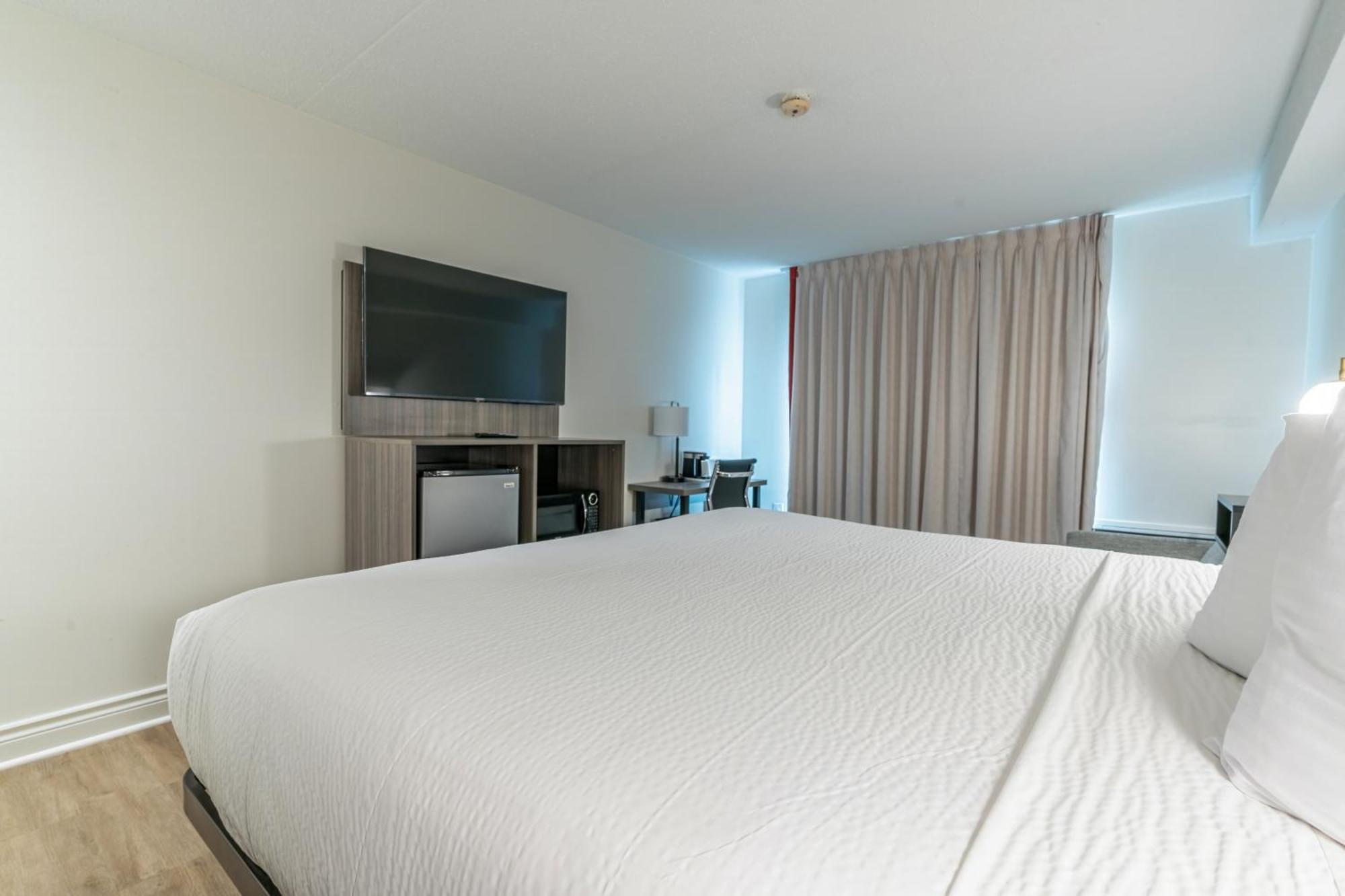 Ramada By Wyndham Kingston Motel Екстериор снимка