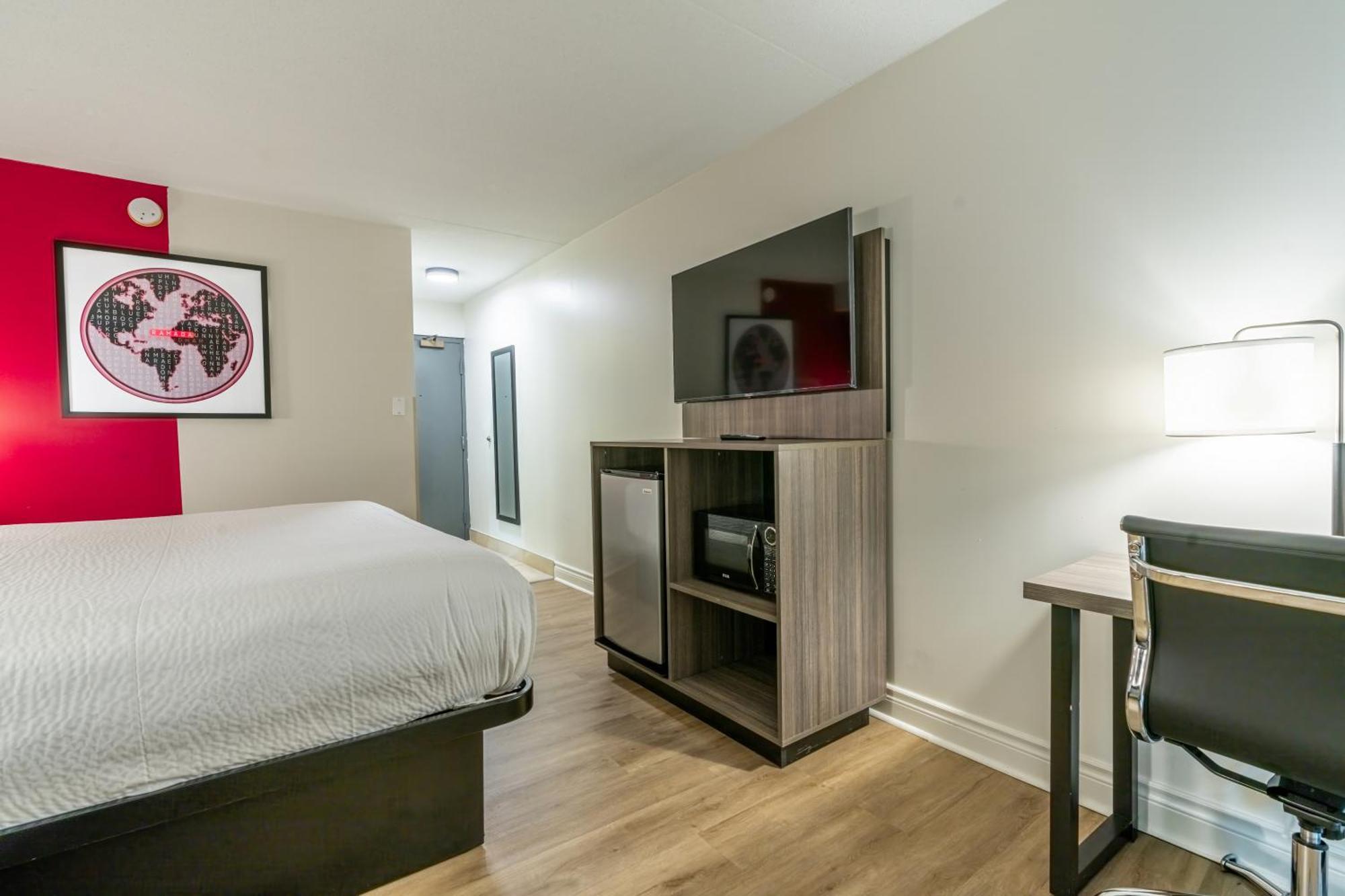 Ramada By Wyndham Kingston Motel Екстериор снимка