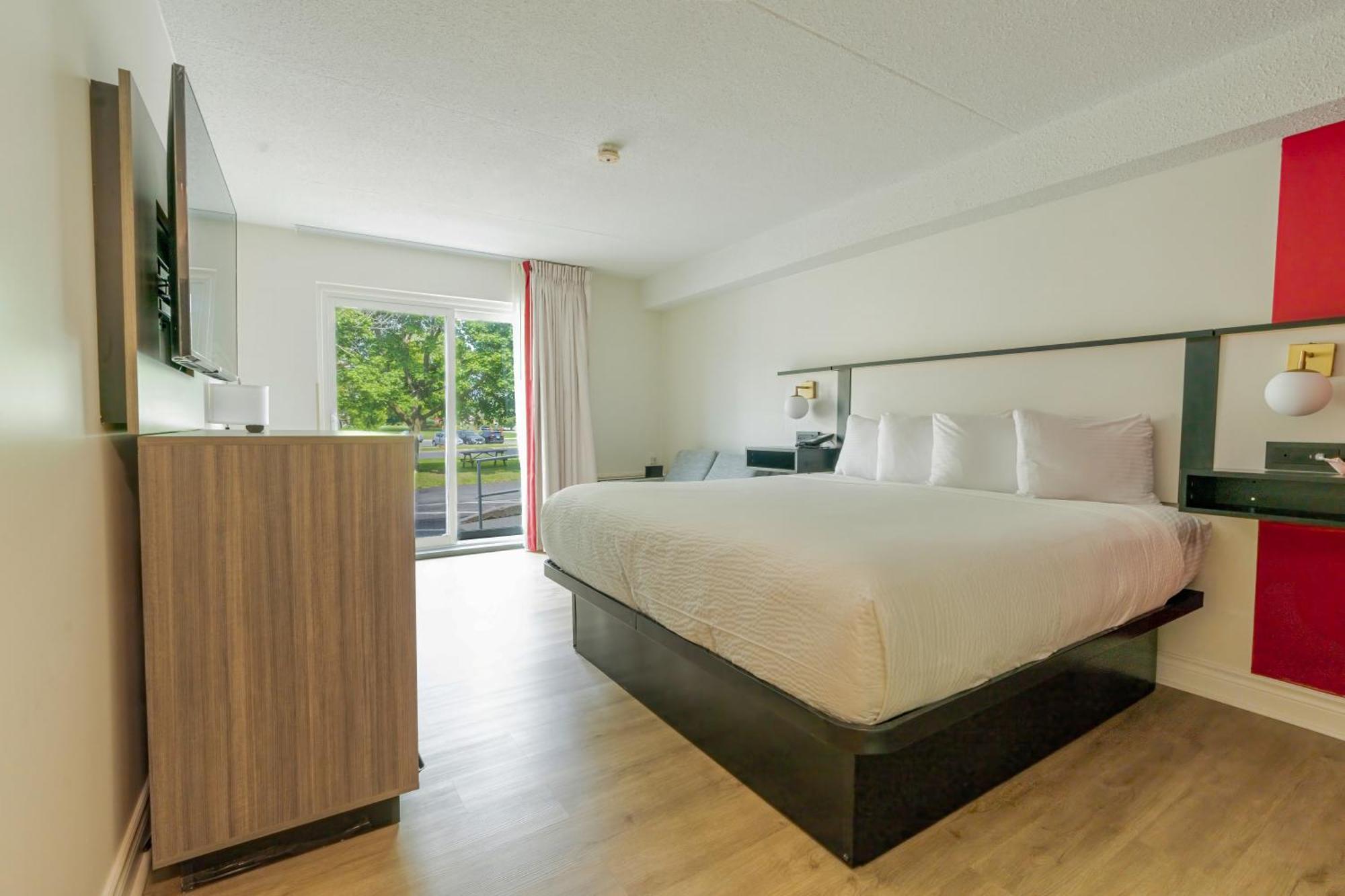 Ramada By Wyndham Kingston Motel Екстериор снимка