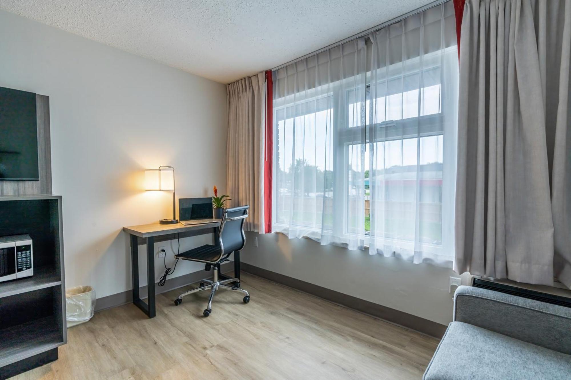 Ramada By Wyndham Kingston Motel Екстериор снимка