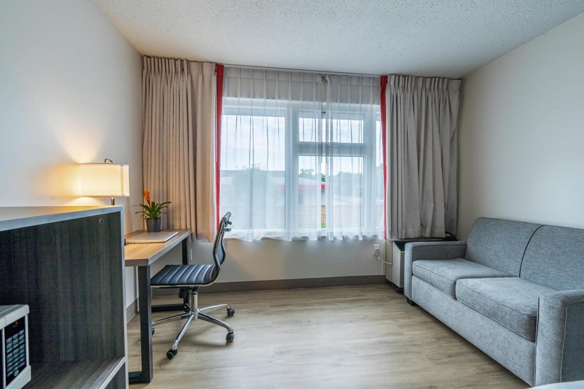 Ramada By Wyndham Kingston Motel Екстериор снимка