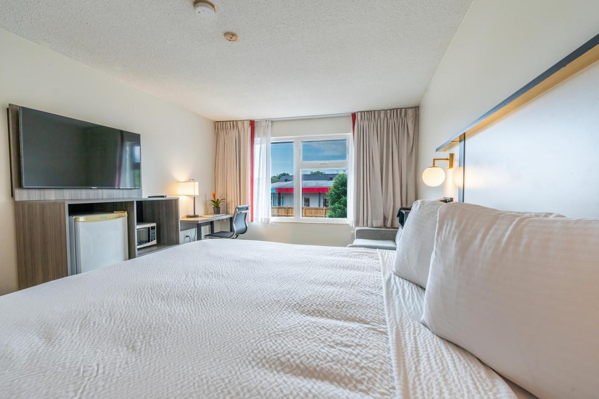 Ramada By Wyndham Kingston Motel Екстериор снимка