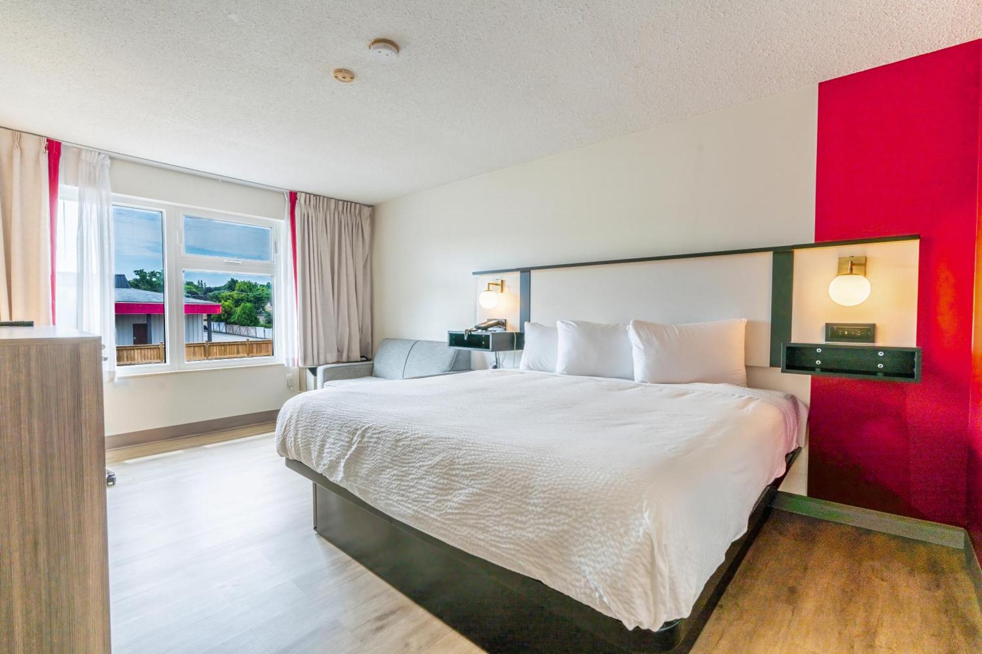 Ramada By Wyndham Kingston Motel Екстериор снимка