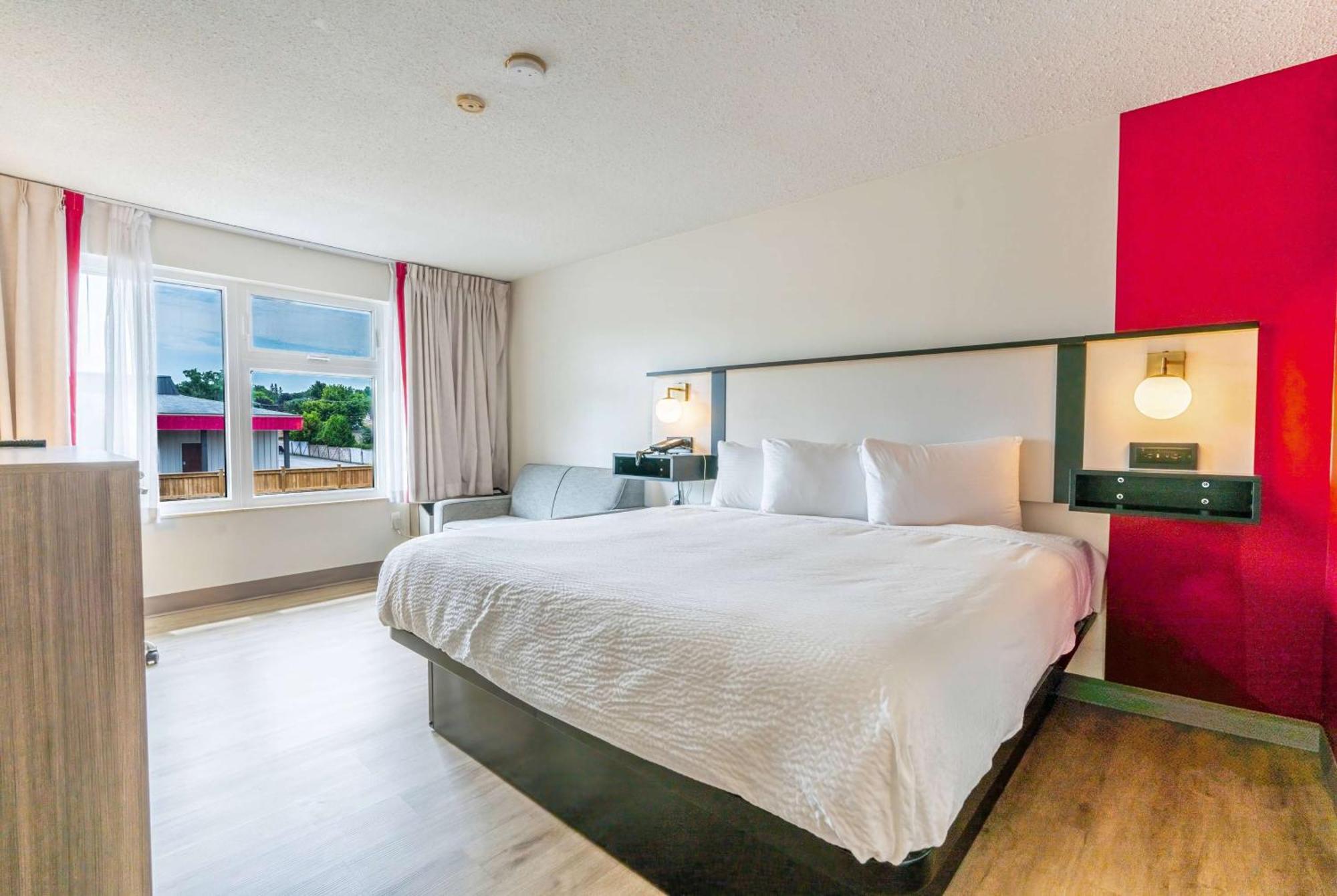 Ramada By Wyndham Kingston Motel Екстериор снимка