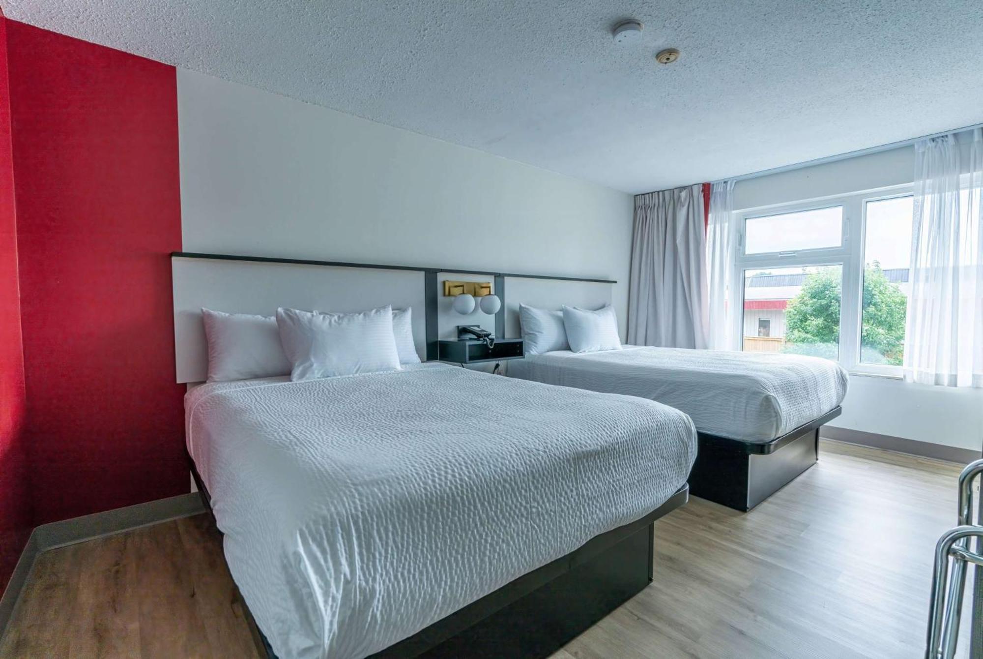 Ramada By Wyndham Kingston Motel Екстериор снимка