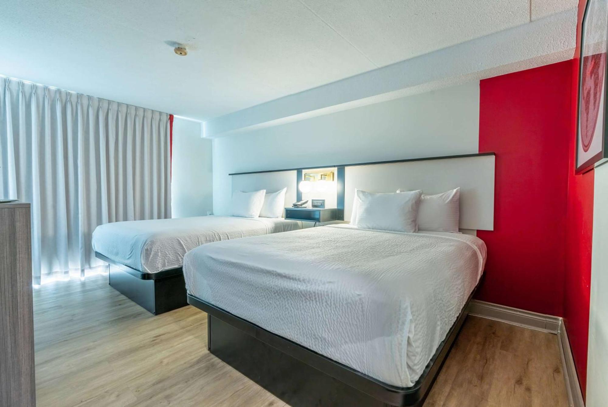 Ramada By Wyndham Kingston Motel Екстериор снимка