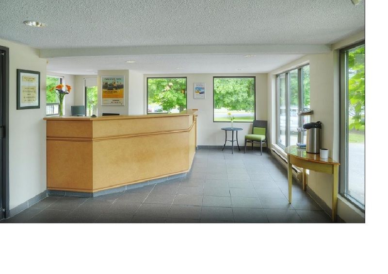 Ramada By Wyndham Kingston Motel Екстериор снимка