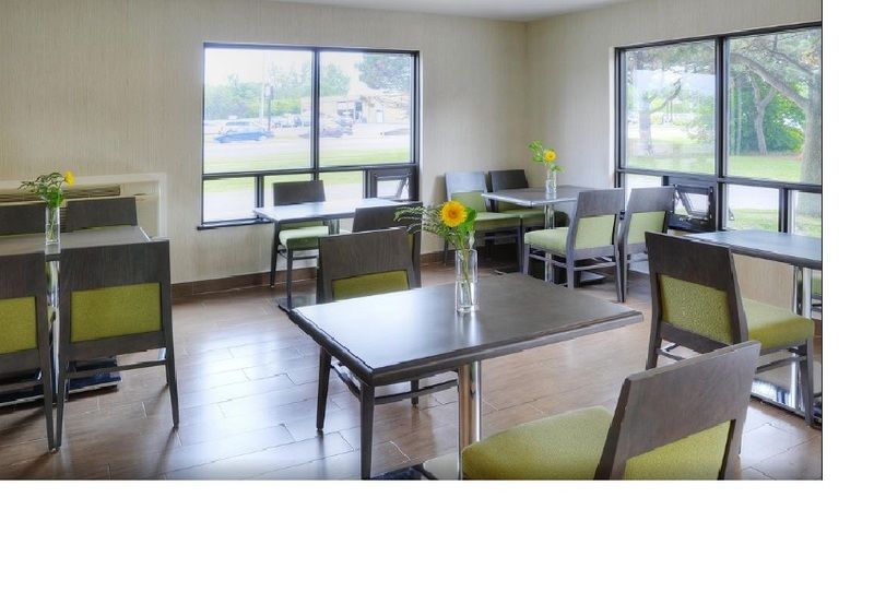 Ramada By Wyndham Kingston Motel Екстериор снимка