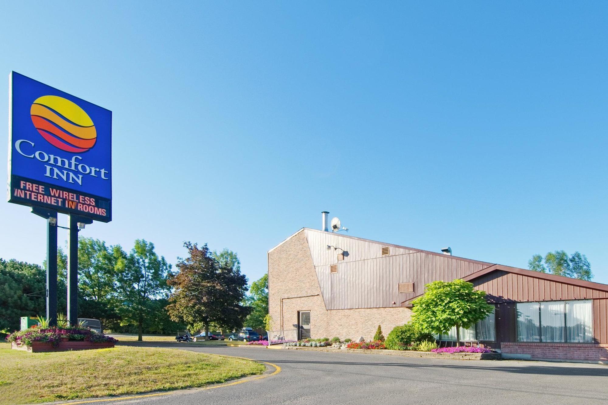 Ramada By Wyndham Kingston Motel Екстериор снимка