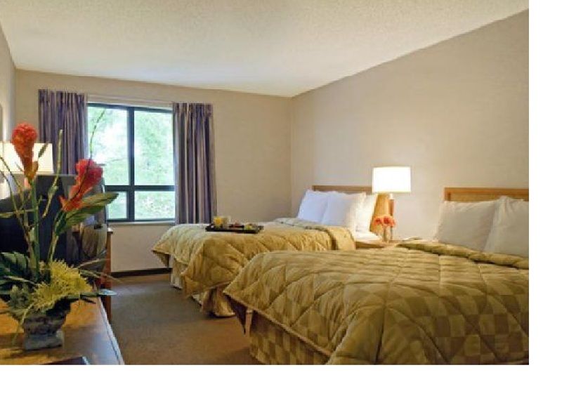 Ramada By Wyndham Kingston Motel Екстериор снимка