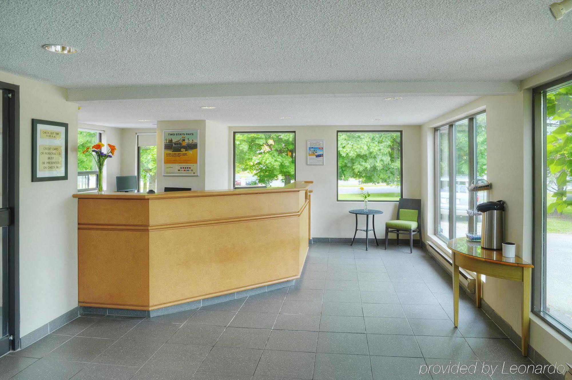 Ramada By Wyndham Kingston Motel Екстериор снимка