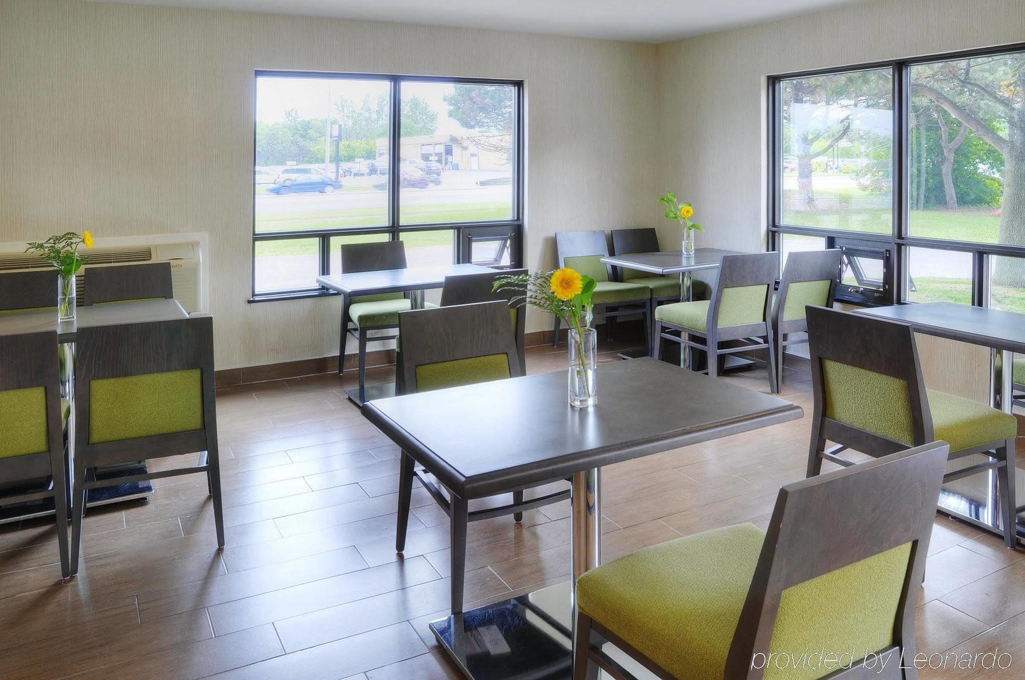 Ramada By Wyndham Kingston Motel Екстериор снимка