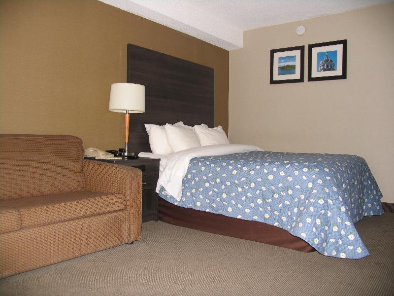 Ramada By Wyndham Kingston Motel Екстериор снимка