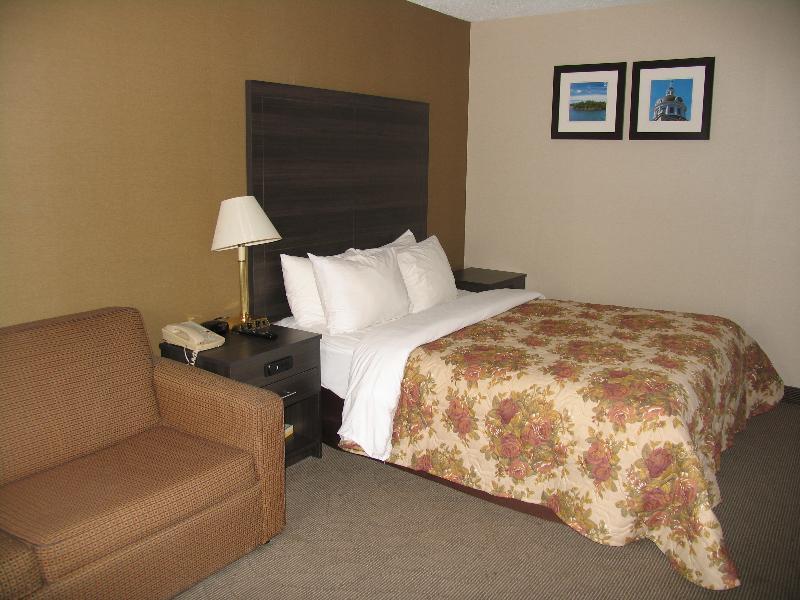 Ramada By Wyndham Kingston Motel Екстериор снимка