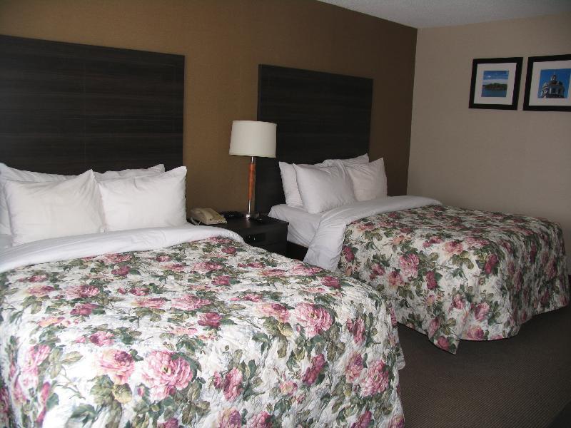Ramada By Wyndham Kingston Motel Екстериор снимка