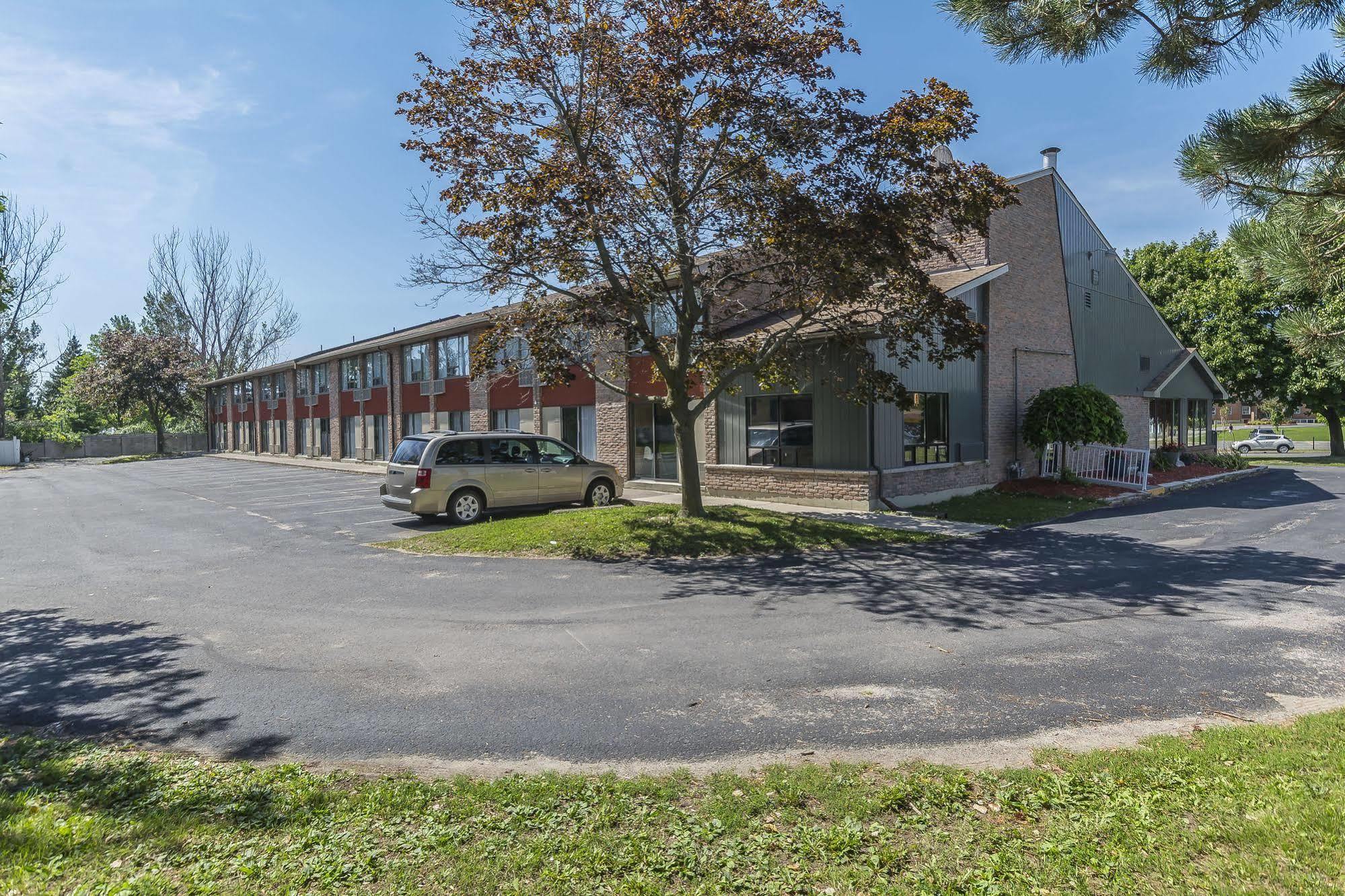 Ramada By Wyndham Kingston Motel Екстериор снимка