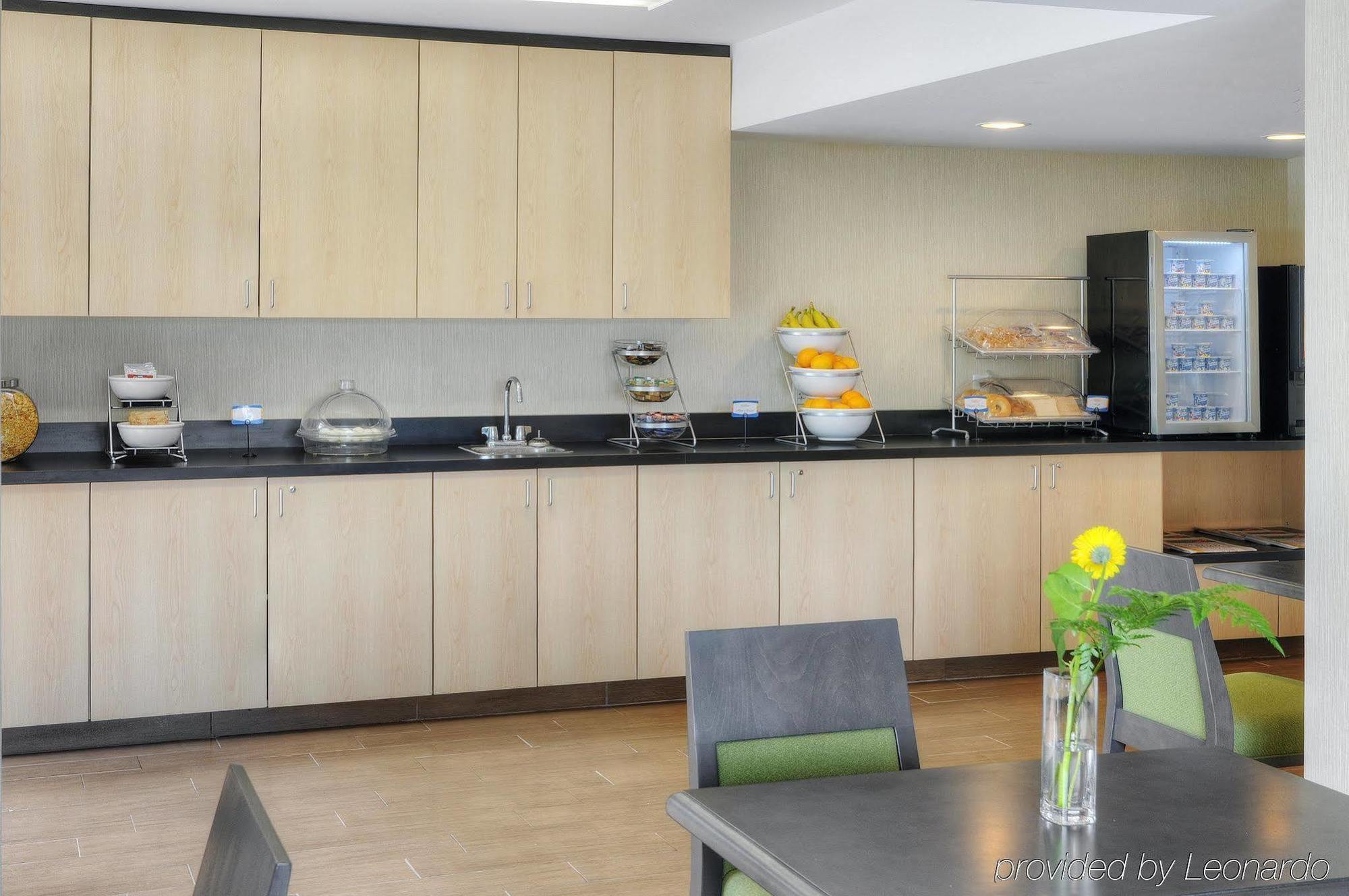 Ramada By Wyndham Kingston Motel Екстериор снимка