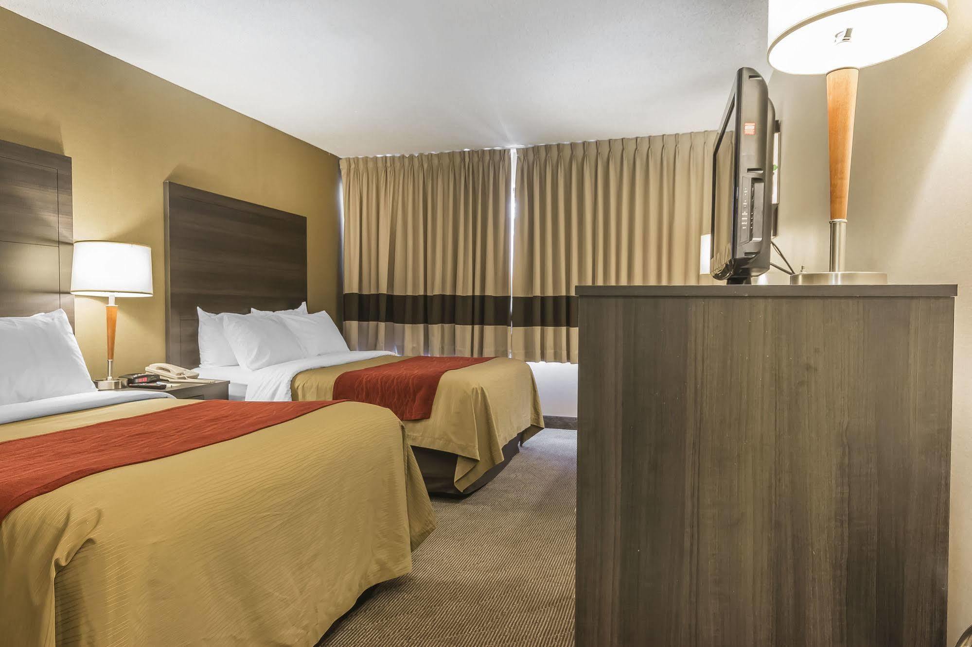 Ramada By Wyndham Kingston Motel Екстериор снимка