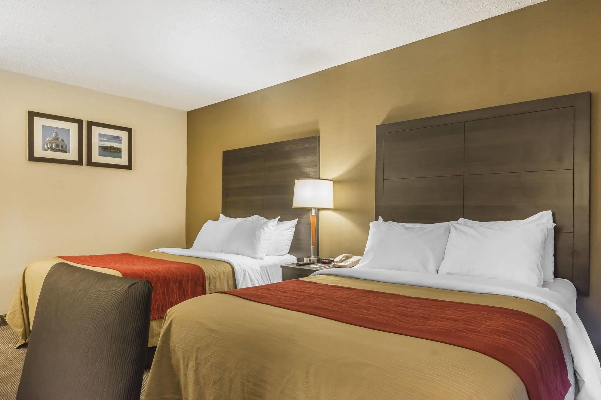 Ramada By Wyndham Kingston Motel Екстериор снимка