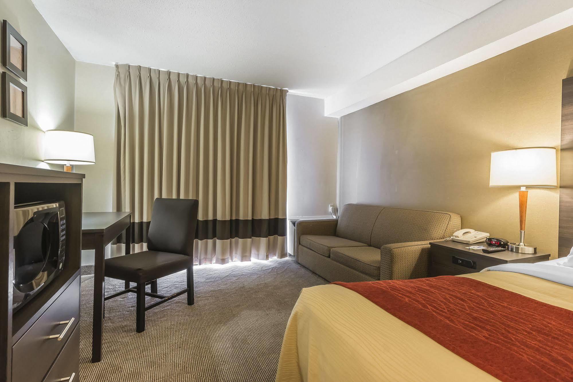 Ramada By Wyndham Kingston Motel Екстериор снимка