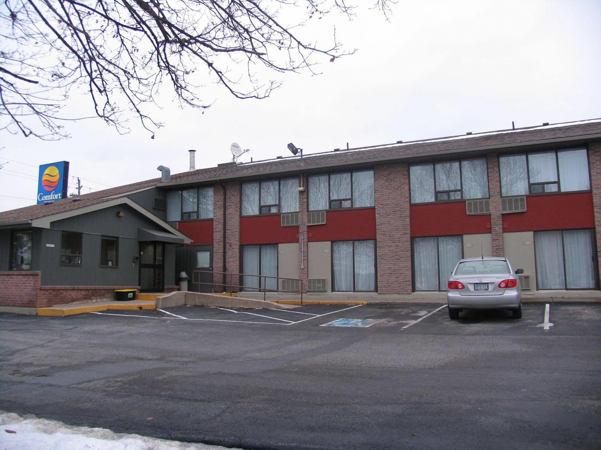 Ramada By Wyndham Kingston Motel Екстериор снимка