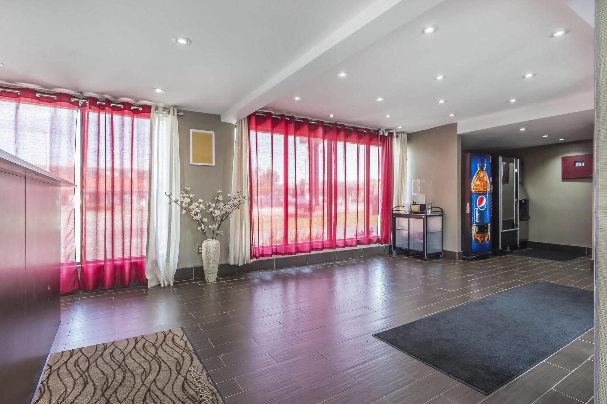 Ramada By Wyndham Kingston Motel Екстериор снимка