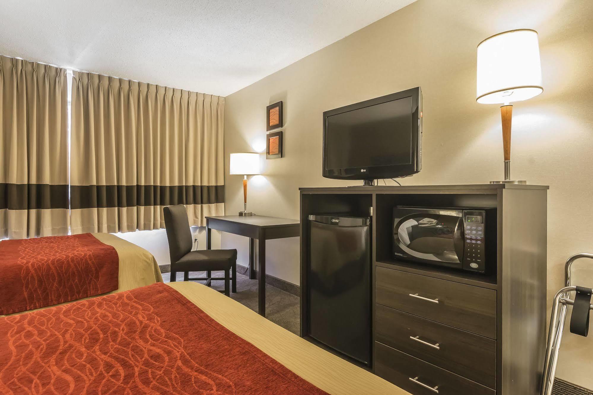 Ramada By Wyndham Kingston Motel Екстериор снимка