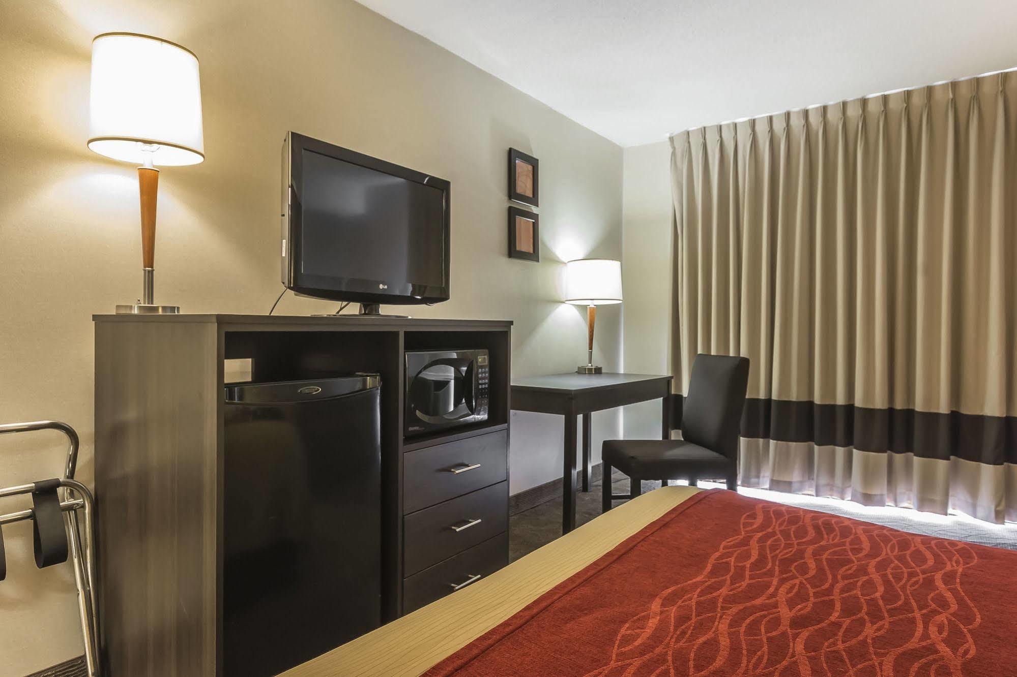 Ramada By Wyndham Kingston Motel Екстериор снимка