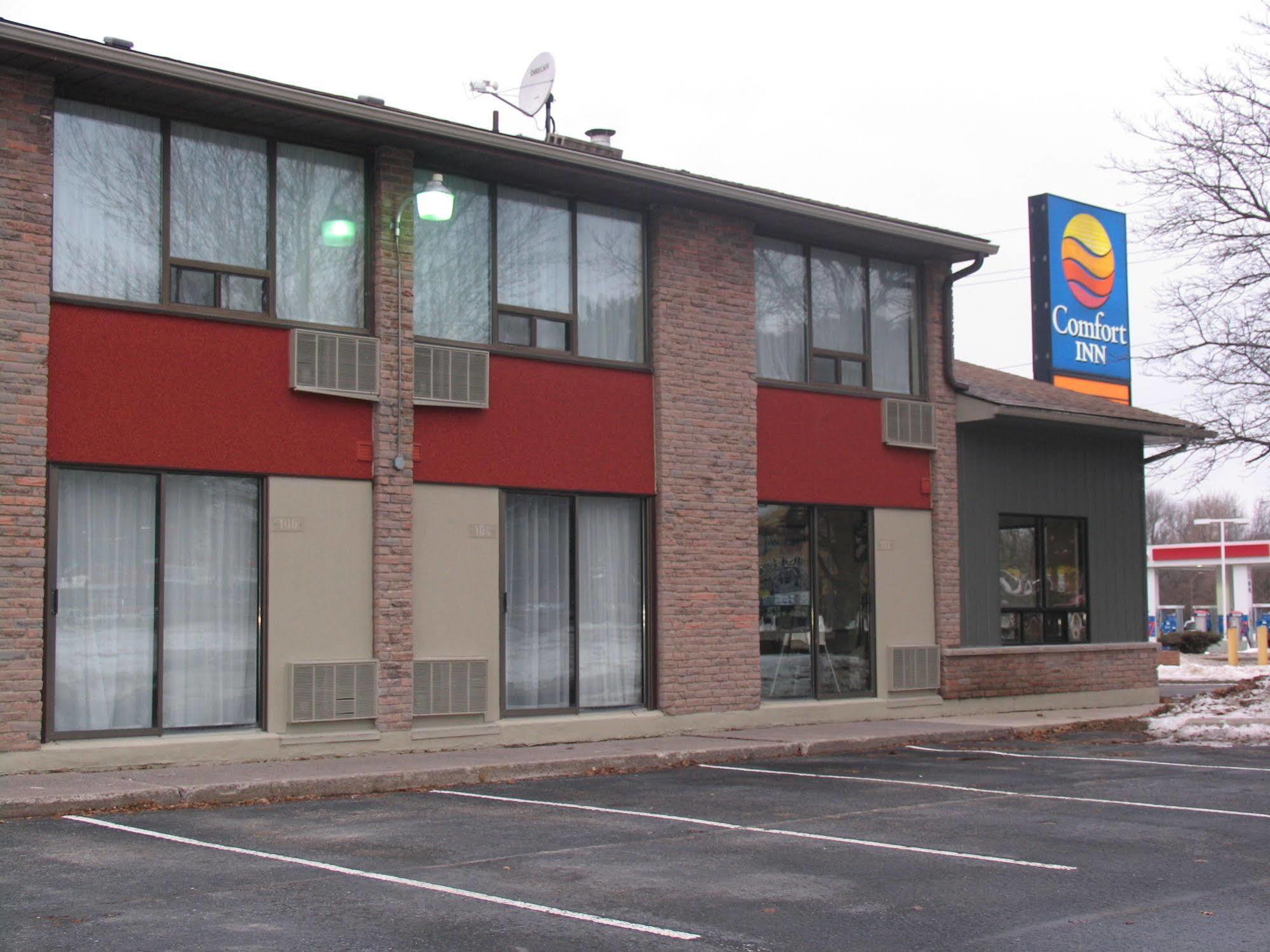 Ramada By Wyndham Kingston Motel Екстериор снимка