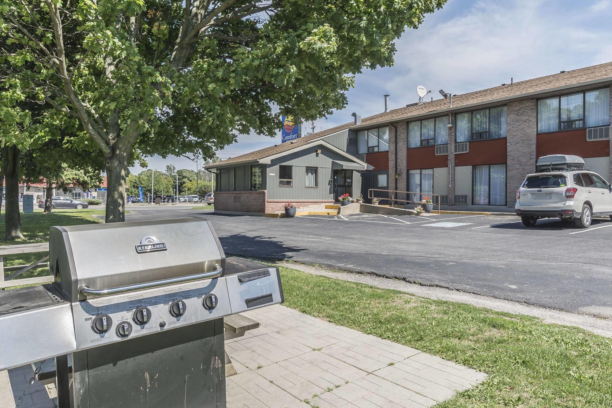 Ramada By Wyndham Kingston Motel Екстериор снимка