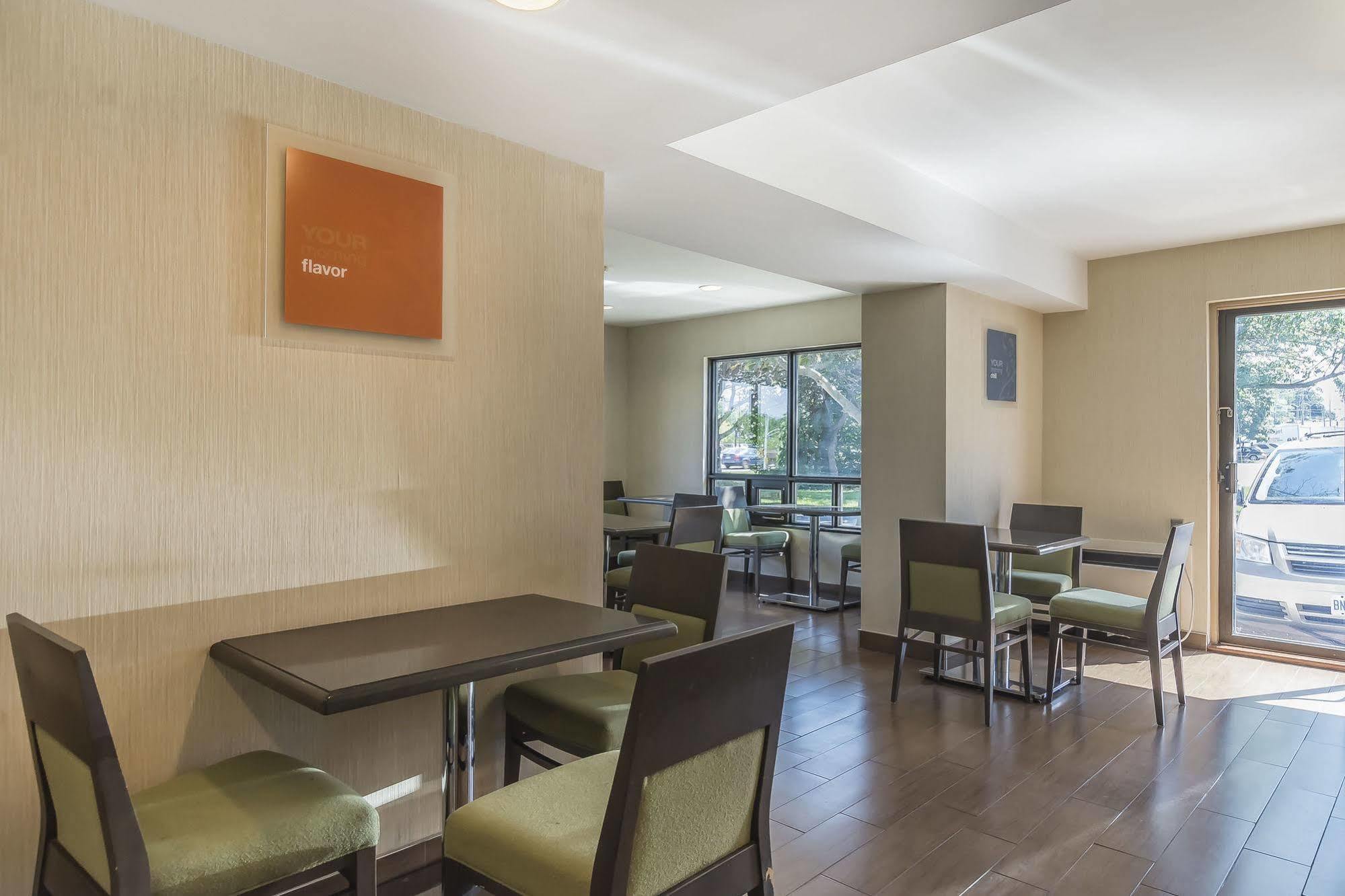 Ramada By Wyndham Kingston Motel Екстериор снимка